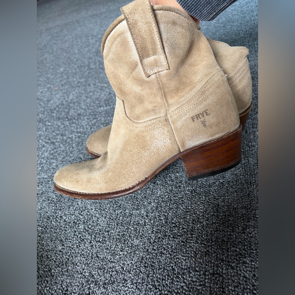 FRYE Womens Size 8 Tan Suede Zip Ankle Fashion Boots Bootie BILLY SHORT STYLE